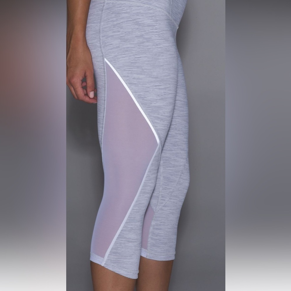 160.Lululemon Run With The Sun Crop
Wee Are From Space Nimbus Battleship / White